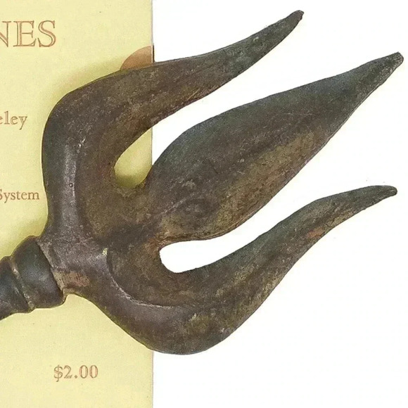 Vintage Rusty Metal Stake Paperweight Vintage Home Decor Rustic Country Charm - Picture 4 of 4